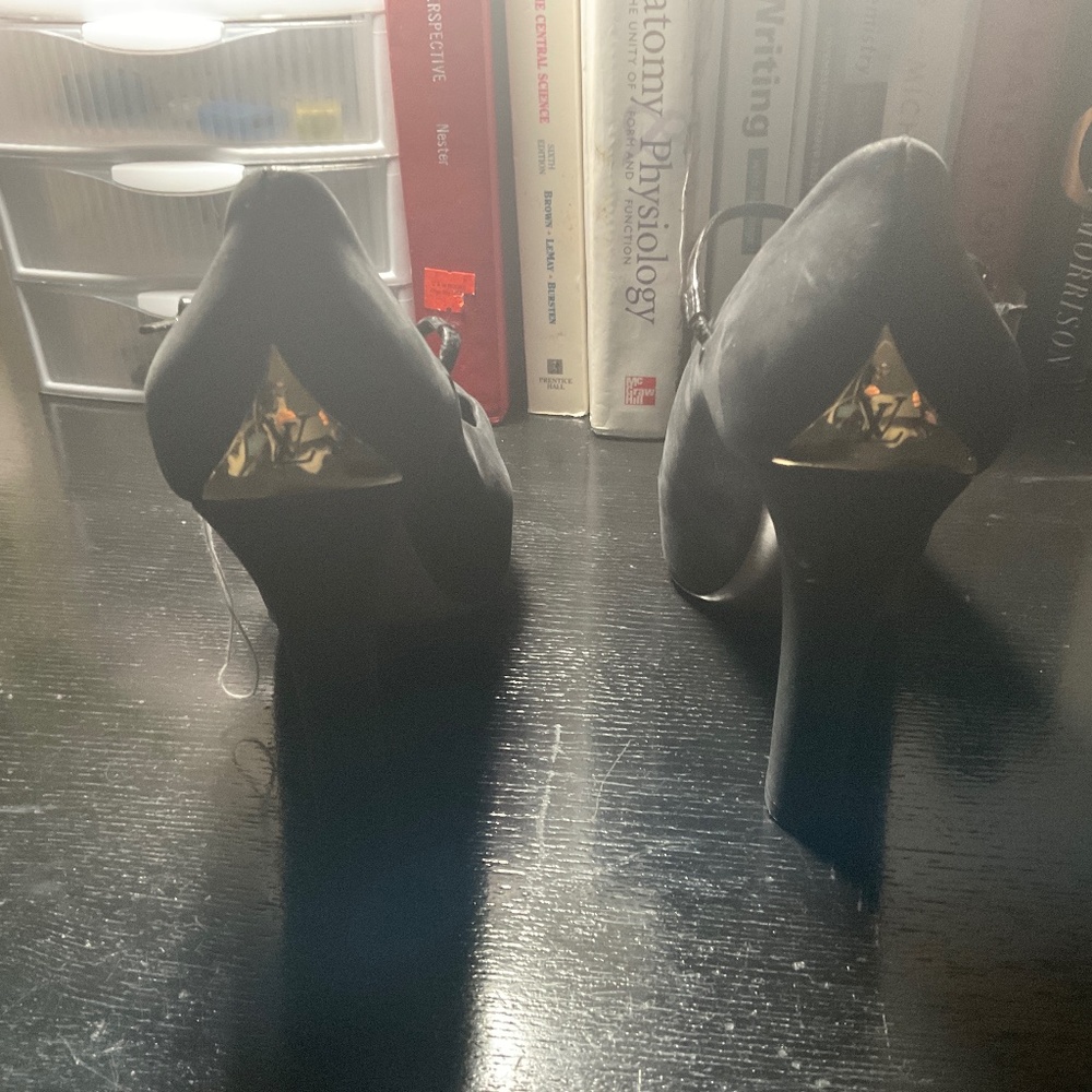 Louis Vuitton Pumps